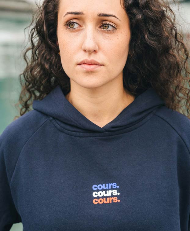 Sweat Claire "Cours." bleu en coton bio – La Gentle Factory – Vue de face zoom Sweat Claire "Cours." bleu en coton bio – La Gentle Factory – Vue de face zoom