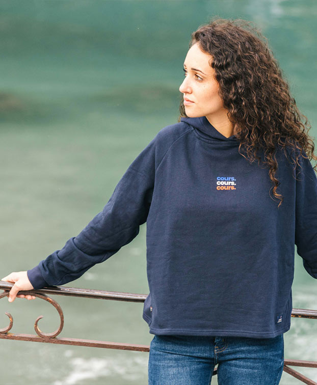 Sweat Claire "Cours." bleu en coton bio – La Gentle Factory – Vue de face Sweat Claire "Cours." bleu en coton bio – La Gentle Factory – Vue de face