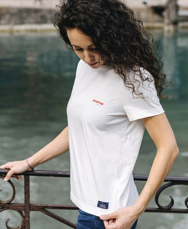 Tee-shirt Charline écru en coton bio – La Gentle Factory – Vue de profil Tee-shirt Charline écru en coton bio – La Gentle Factory – Vue de profil