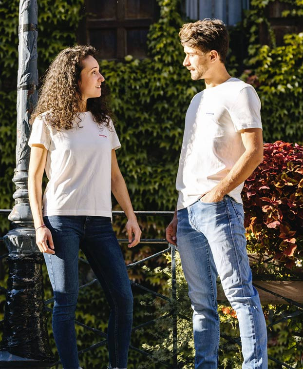 Tee-shirt Cory écru en coton bio– La Gentle Factory – Vue de couple profil