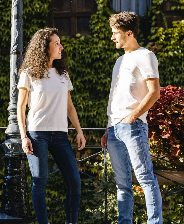 Tee-shirt Cory écru en coton bio– La Gentle Factory – Vue de couple profil Tee-shirt Cory écru en coton bio– La Gentle Factory – Vue de couple profil