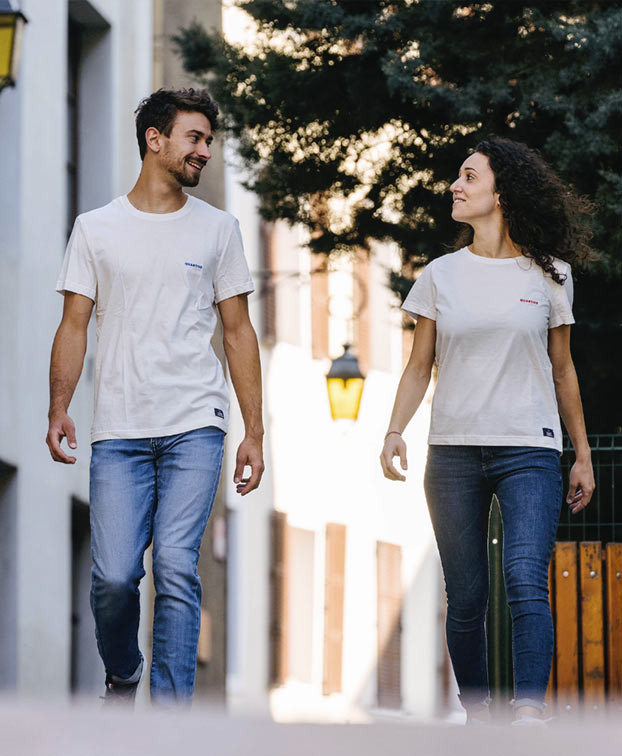 Tee-shirt Cory écru en coton bio– La Gentle Factory – Vue de couple face