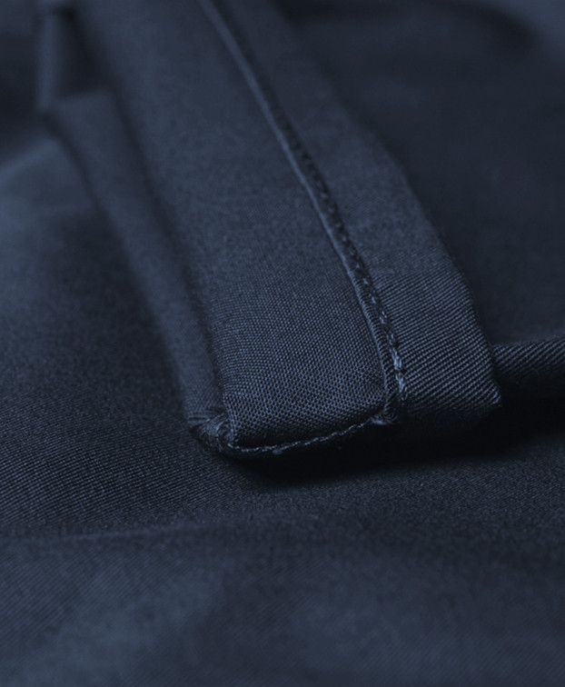 Chino Carlos léger bleu en coton bio - La Gentle Factory - zoom ourlet Chino Carlos léger bleu en coton bio - La Gentle Factory - zoom ourlet