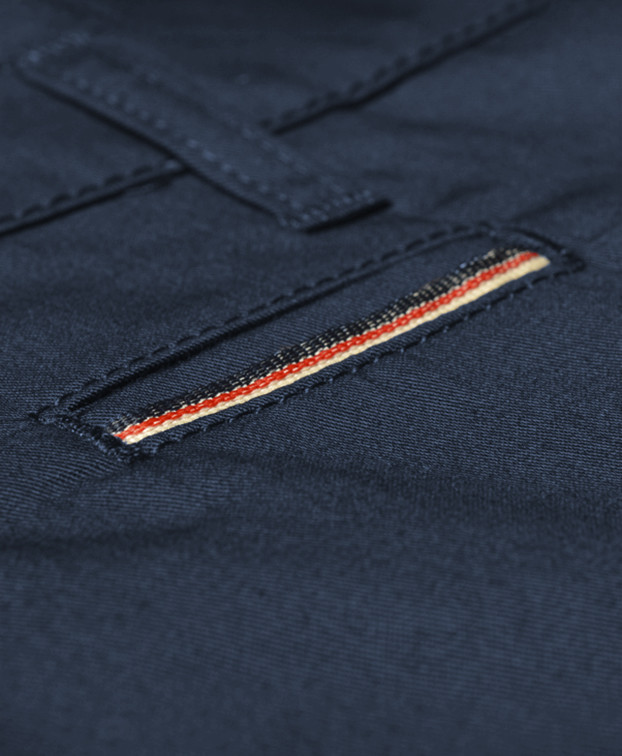 Chino Carlos léger bleu en coton bio - La Gentle Factory - Zoom poche Chino Carlos léger bleu en coton bio - La Gentle Factory - Zoom poche