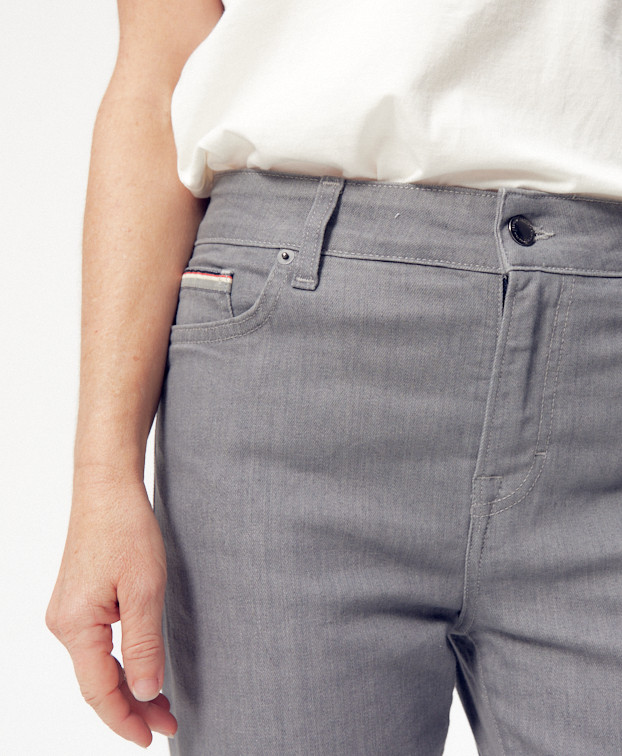 Jean Betty slim & gris recyclé - La Gentle Factory - Zoom taille vue de face 2 Jean Betty slim & gris recyclé - La Gentle Factory - Zoom taille vue de face 2