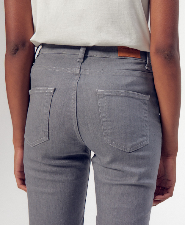 Jean Betty slim & gris recyclé - La Gentle Factory - Zoom taille vue de dos Jean Betty slim & gris recyclé - La Gentle Factory - Zoom taille vue de dos