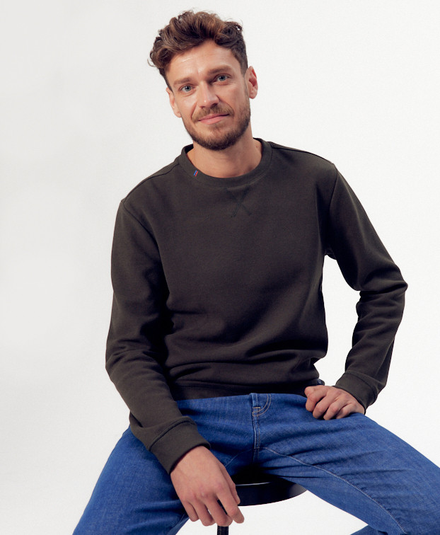 Sweat Paul recyclé kaki - La Gentle Factory - Vue assise Sweat Paul recyclé kaki - La Gentle Factory - Vue assise