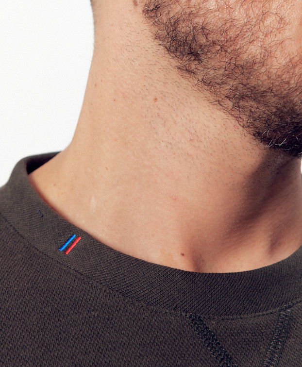 Sweat Paul recyclé kaki - La Gentle Factory - Zoom sur le col Sweat Paul recyclé kaki - La Gentle Factory - Zoom sur le col