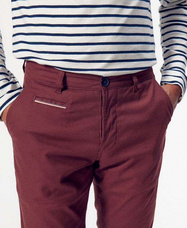 Chino Clark bordeaux en coton bio - La Gentle Factory - Vue sur cuisses Chino Clark bordeaux en coton bio - La Gentle Factory - Vue sur cuisses