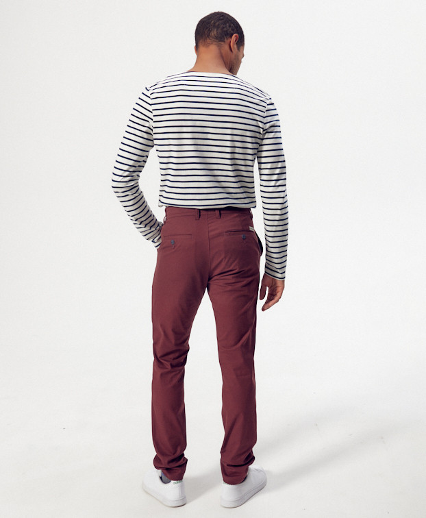 Chino Clark bordeaux en coton bio - La Gentle Factory - Vue de derrière Chino Clark bordeaux en coton bio - La Gentle Factory - Vue de derrière