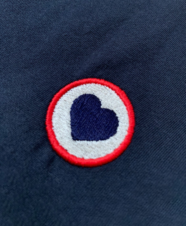 Tee-shirt Baptiste brodé cœur bleu en coton bio - La Gentle Factory - Zoom broderie Tee-shirt Baptiste brodé cœur bleu en coton bio - La Gentle Factory - Zoom broderie