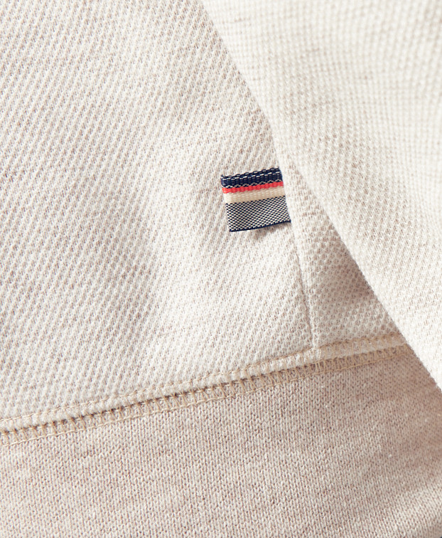 Sweat Paul recyclé beige clair – La Gentle Factory – Zoom étiquette Sweat Paul recyclé beige clair – La Gentle Factory – Zoom étiquette