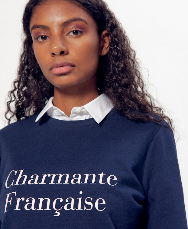 Sweat Stella "Charmante" bleu en coton bio - La Gentle Factory - Zoom de Face Sweat Stella "Charmante" bleu en coton bio - La Gentle Factory - Zoom de Face