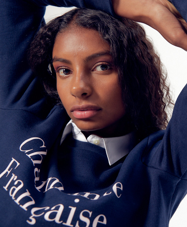 Sweat Stella "Charmante" bleu en coton bio - La Gentle Factory - Zoom sur col Sweat Stella "Charmante" bleu en coton bio - La Gentle Factory - Zoom sur col