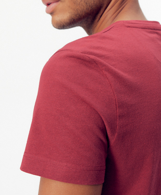 Tee-shirt Edmond bordeaux en coton bio - La Gentle Factory - zoom manche Tee-shirt Edmond bordeaux en coton bio - La Gentle Factory - zoom manche