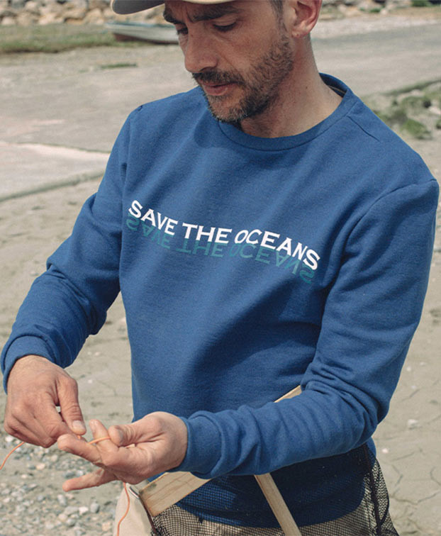 Sweat Sacha "Save" bleu recyclé - La Gentle Factory - Zoom devant Sweat Sacha "Save" bleu recyclé - La Gentle Factory - Zoom devant