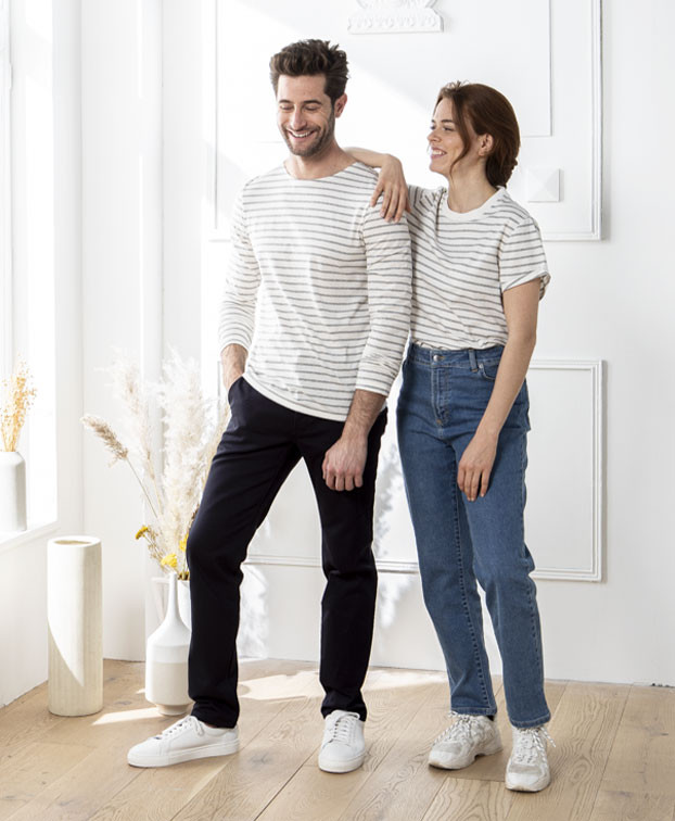 Marinière Marie rayée écru et grise recyclée - La Gentle Factory - Vue de Couple Marinière Marie rayée écru et grise recyclée - La Gentle Factory - Vue de Couple