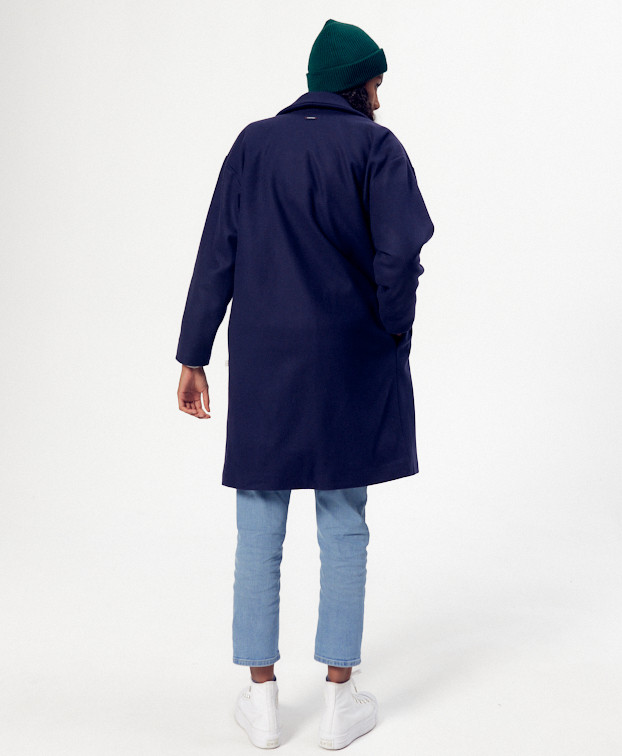 Manteau Madie bleu marine recyclé - La Gentle Factory - Vue de dos Manteau Madie bleu marine recyclé - La Gentle Factory - Vue de dos