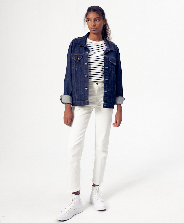Veste en jean Victor en coton bio - Vue femme silhouette Veste en jean Victor en coton bio - Vue femme silhouette