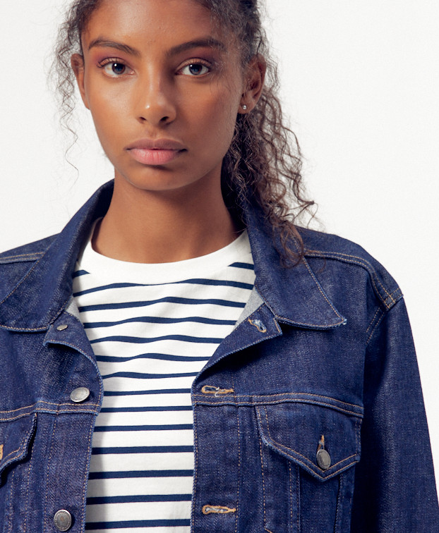 Veste en jean Victor en coton bio - Vue femme col Veste en jean Victor en coton bio - Vue femme col