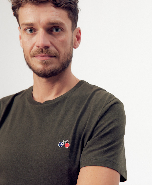 Tee-shirt Baptiste brodé kaki recyclé - La Gentle Factory - Zoom Devant Tee-shirt Baptiste brodé kaki recyclé - La Gentle Factory - Zoom Devant