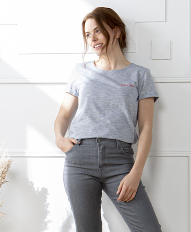 Tee-shirt Maryse bleu brodé - Vue silhouette Tee-shirt Maryse bleu brodé - Vue silhouette