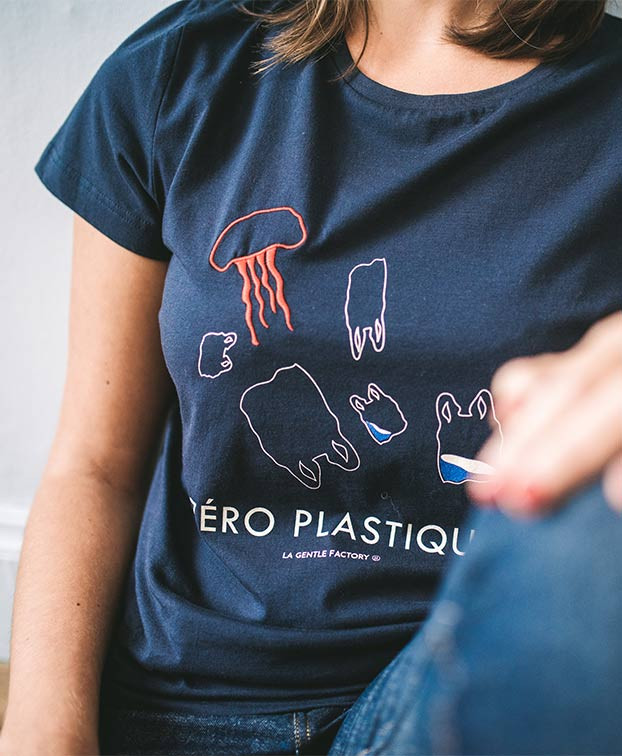 Tee-shirt Déborah "Zéro Plastique" bleu en coton bio - Vue détail print et broderie Tee-shirt Déborah "Zéro Plastique" bleu en coton bio - Vue détail print et broderie