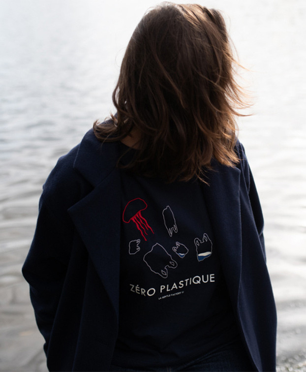 Tee-shirt Déborah "Zéro Plastique" bleu en coton bio - Vue de face Tee-shirt Déborah "Zéro Plastique" bleu en coton bio - Vue de face