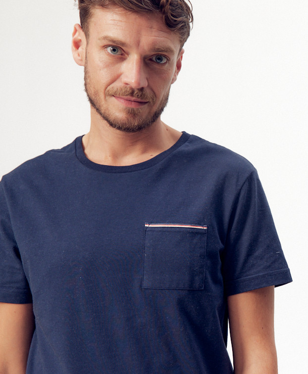 Tee-shirt Edmond bleu marine en coton bio - Vue zoom poche Tee-shirt Edmond bleu marine en coton bio - Vue zoom poche
