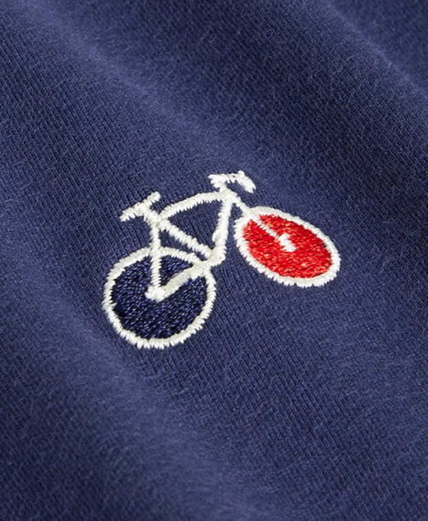 Tee-shirt Baptiste brodé bleu indigo en coton bio - La Gentle Factory - Zoom vélo Tee-shirt Baptiste brodé bleu indigo en coton bio - La Gentle Factory - Zoom vélo