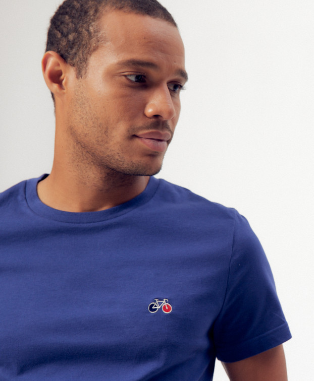 Tee-shirt Baptiste brodé bleu indigo en coton bio -Vue zoom devant Tee-shirt Baptiste brodé bleu indigo en coton bio -Vue zoom devant