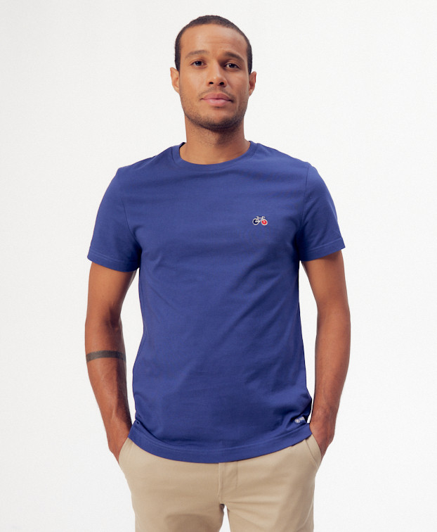 Tee-shirt Baptiste brodé bleu indigo en coton bio -Vue face Tee-shirt Baptiste brodé bleu indigo en coton bio -Vue face