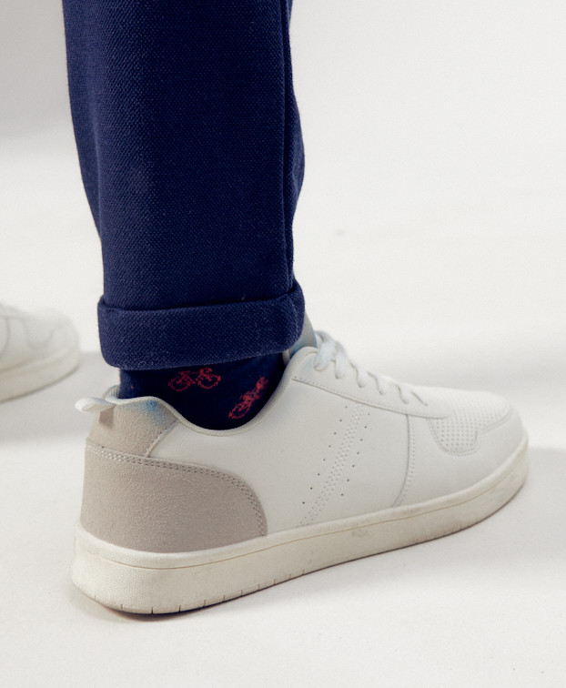 Chino Carlos lourd bleu en coton bio - Vue bas de jambe Chino Carlos lourd bleu en coton bio - Vue bas de jambe