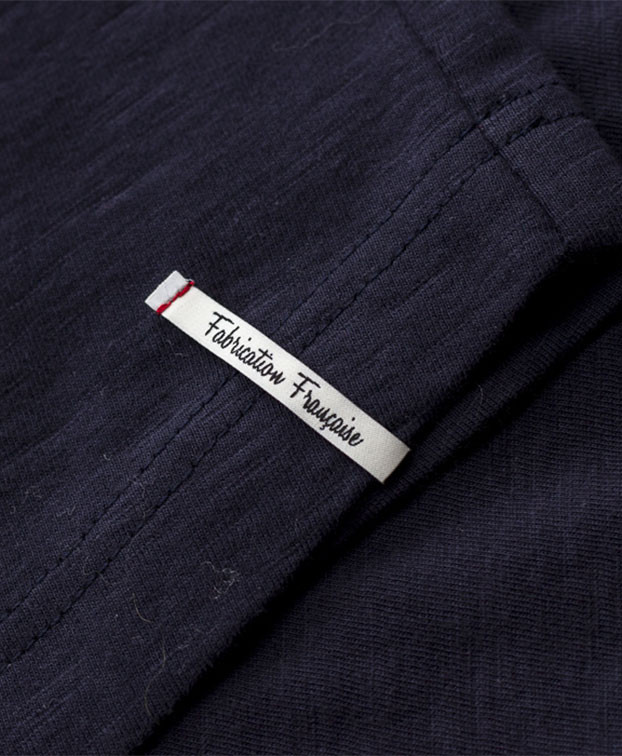 Tee-shirt Rose bleu en coton bio – La Gentle Factory – Zoom détail Tee-shirt Rose bleu en coton bio – La Gentle Factory – Zoom détail