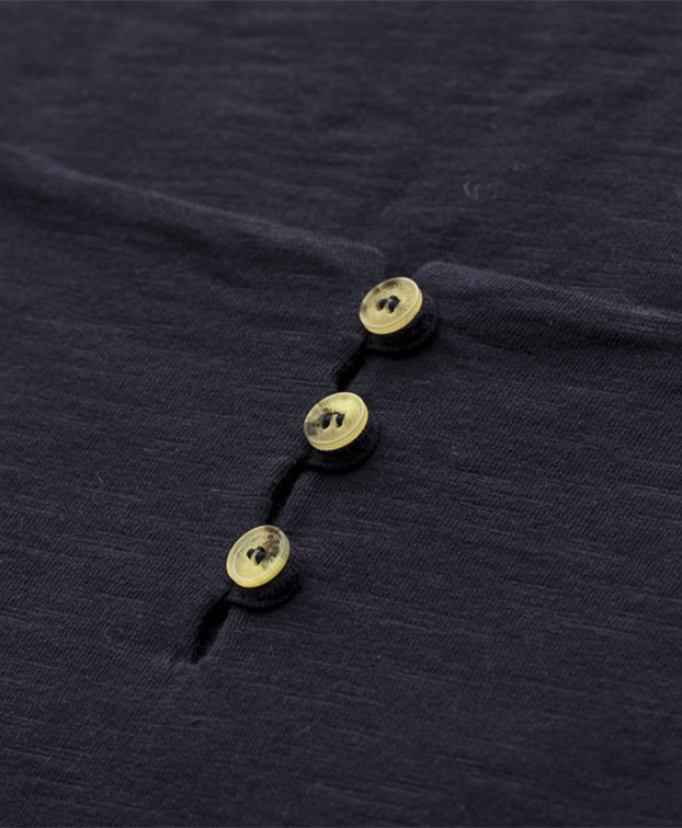 Tee-shirt Rose bleu en coton bio – La Gentle Factory – Zoom boutons
