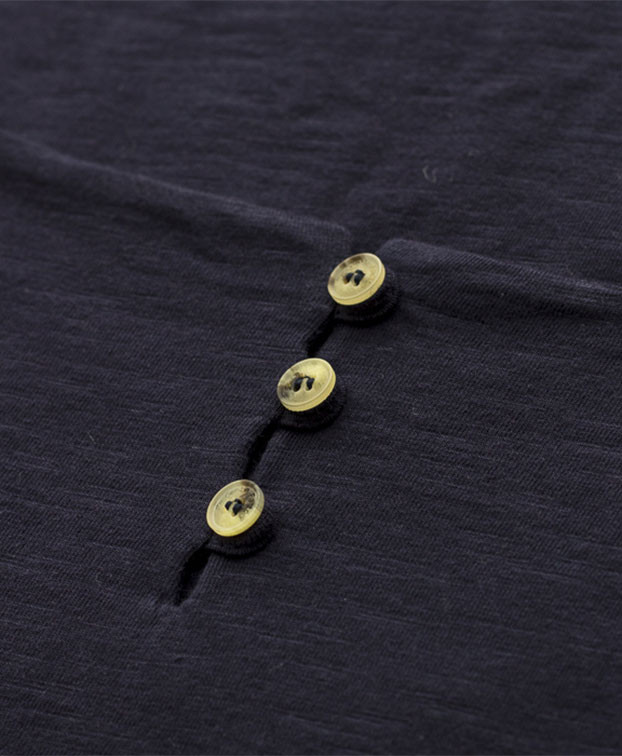 Tee-shirt Rose bleu en coton bio – La Gentle Factory – Zoom boutons Tee-shirt Rose bleu en coton bio – La Gentle Factory – Zoom boutons