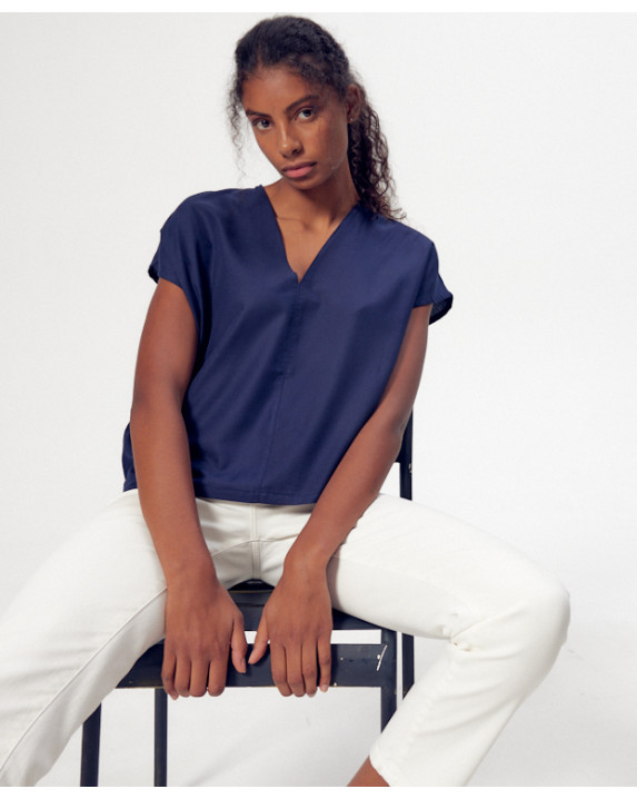 Top Sarah bleu en coton bio – La Gentle Factory – Vue assise