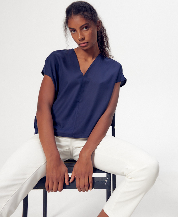 Top Sarah bleu en coton bio – La Gentle Factory – Vue assise Top Sarah bleu en coton bio – La Gentle Factory – Vue assise