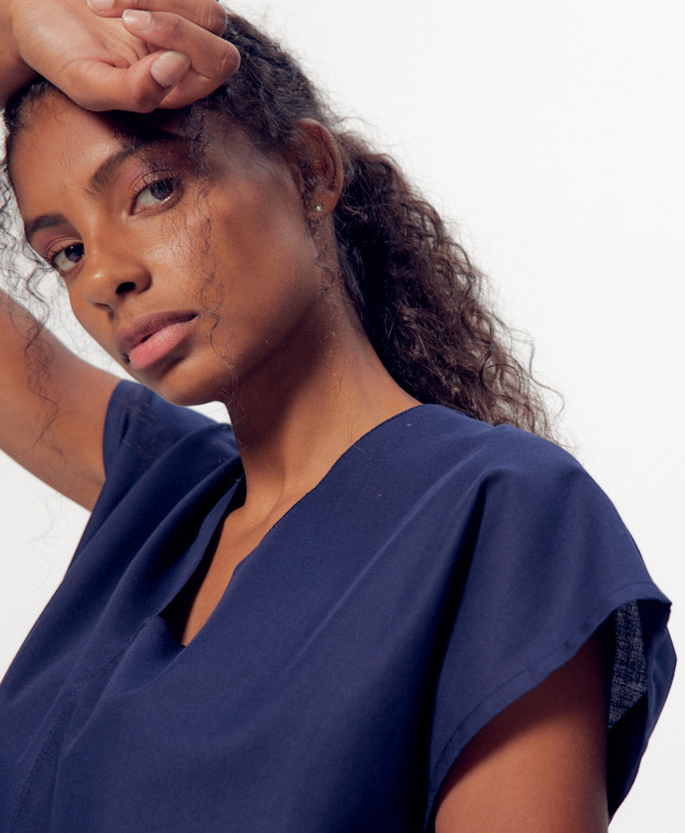 Top Sarah bleu en coton bio – La Gentle Factory – Zoom col Top Sarah bleu en coton bio – La Gentle Factory – Zoom col