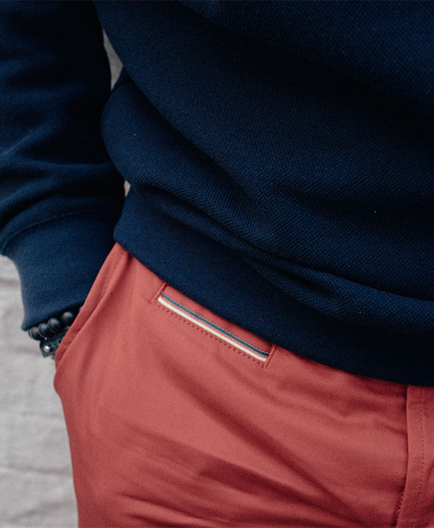 Chino Clarky rouge vif en coton bio - La Gentle Factory - Zoom poche 1 Chino Clarky rouge vif en coton bio - La Gentle Factory - Zoom poche 1