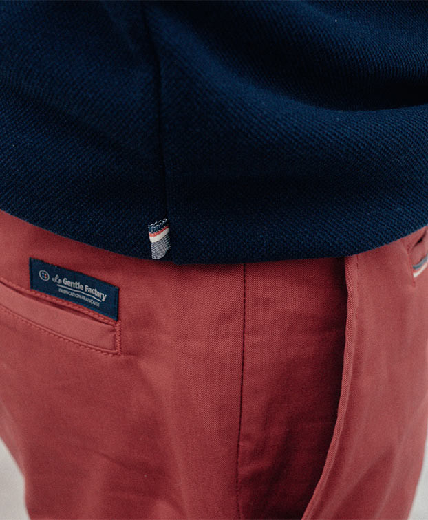 Chino Clarky rouge vif en coton bio - La Gentle Factory - Zoom poche 2 Chino Clarky rouge vif en coton bio - La Gentle Factory - Zoom poche 2