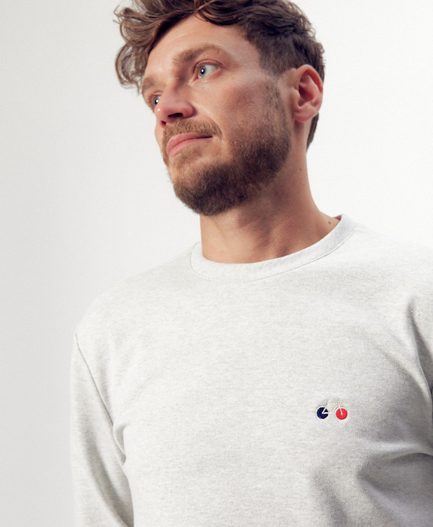 Sweat Basile brodé gris recyclé - La Gentle Factory - Vue détail broderie Sweat Basile brodé gris recyclé - La Gentle Factory - Vue détail broderie