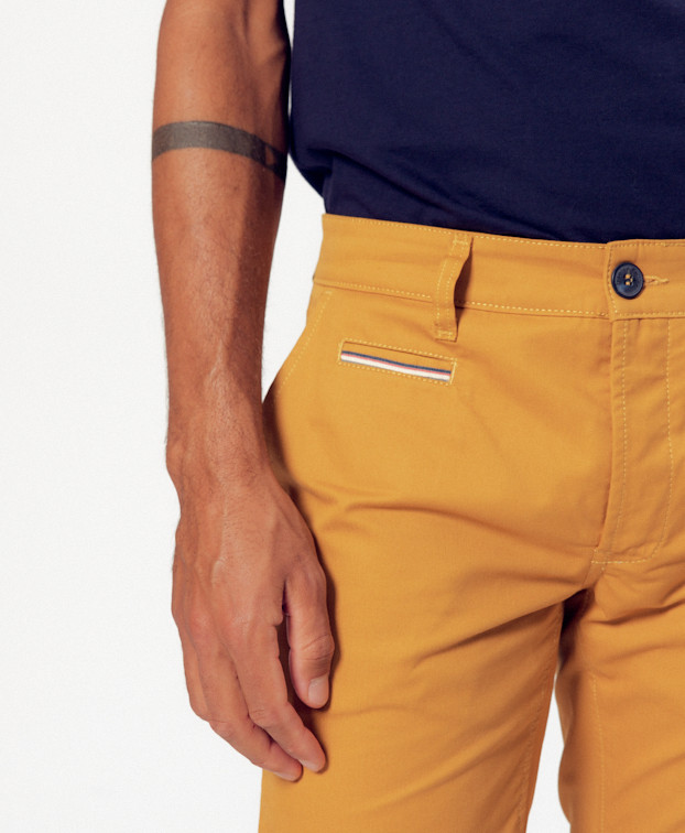 Chino Carlos léger ocre en coton bio - La Gentle Factory - Zoom poche Chino Carlos léger ocre en coton bio - La Gentle Factory - Zoom poche