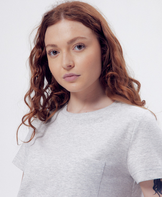 Tee-shirt Paoline gris recyclé - La Gentle Factory - Zoom visage Tee-shirt Paoline gris recyclé - La Gentle Factory - Zoom visage