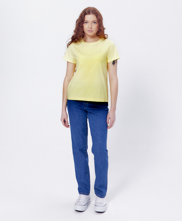 Tee-shirt Ida jaune - La Gentle Factory - vue de loin Tee-shirt Ida jaune - La Gentle Factory - vue de loin