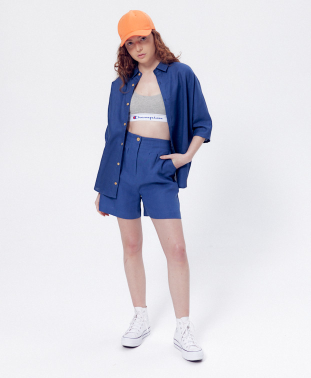 Short Sofia bleu en lin - La Gentle Factory - Vue au porté Short Sofia bleu en lin - La Gentle Factory - Vue au porté