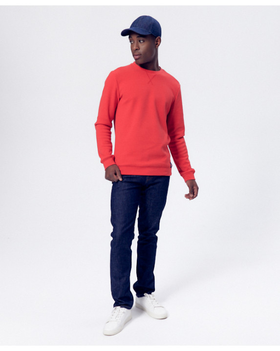 Sweat homme Bob 303 rouge recyclé vue silhouette - La Gentle Factory