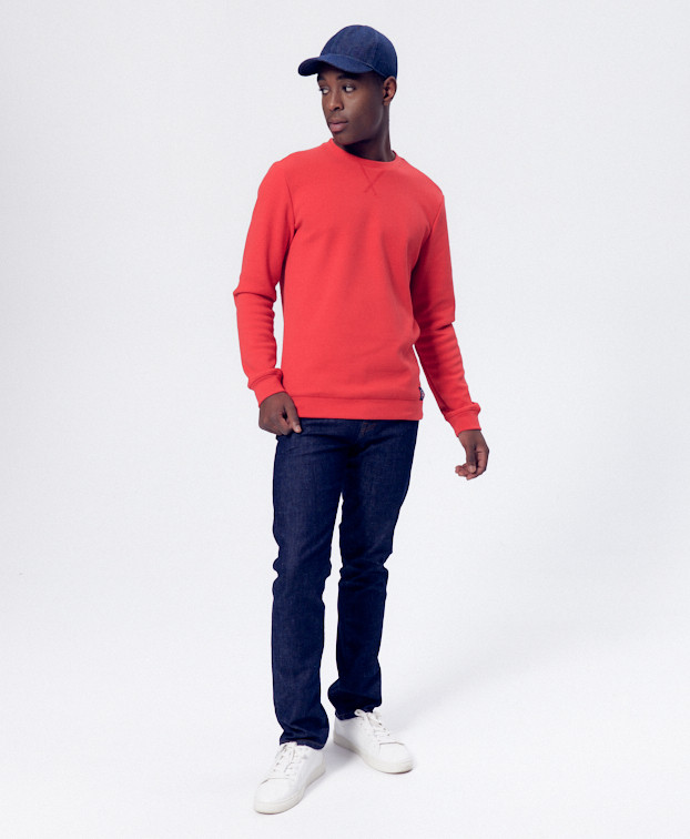 Sweat homme Bob 303 rouge recyclé vue silhouette - La Gentle Factory Sweat homme Bob 303 rouge recyclé vue silhouette - La Gentle Factory
