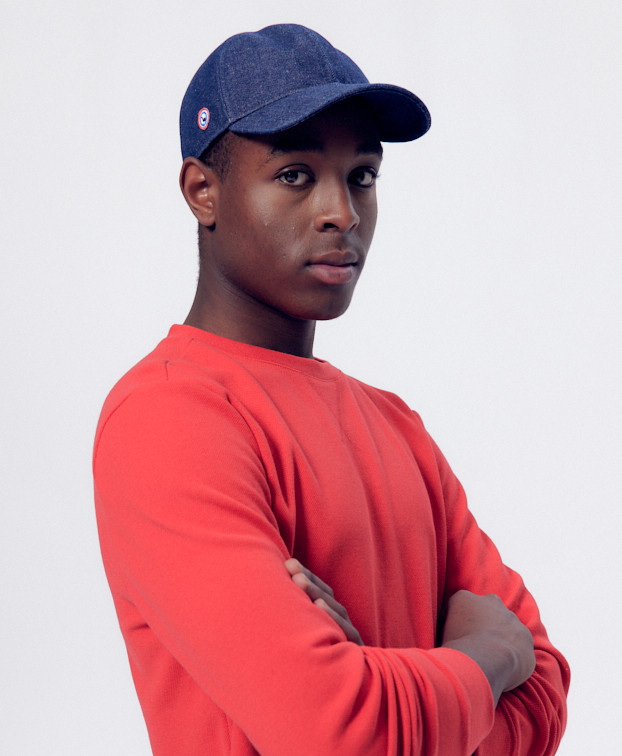 Sweat homme Bob 303 rouge recyclé vue au porté - La Gentle Factory Sweat homme Bob 303 rouge recyclé vue au porté - La Gentle Factory