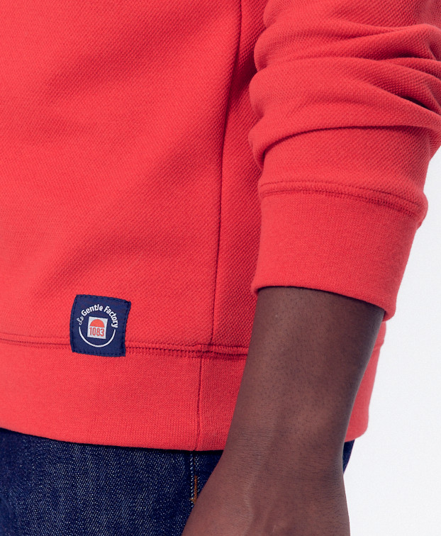 Sweat homme Bob 303 rouge recyclé zoom etiquette - La Gentle Factory Sweat homme Bob 303 rouge recyclé zoom etiquette - La Gentle Factory